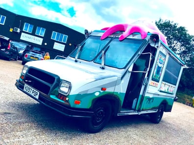 Fortnite Utilimaster US postal van, with a 3D roof ice cream prop.